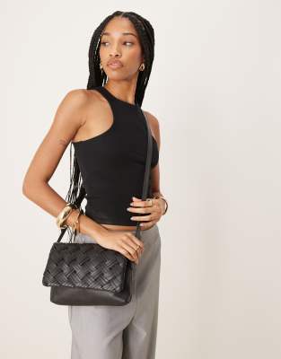 Черная сумка через плечо из плетеной кожи с дополнительными аксессуарами