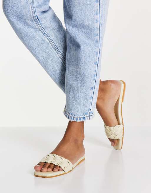Accessorize – Ledersandalen in Ecru mit Weboptik