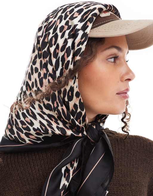 Accessorize – Leopardmönstrad, fyrkantig sjal i satin, 2 av 4