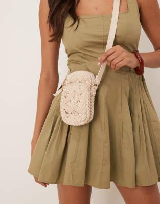 Accessorize - Makramee-Handytasche in neutralem Farbton
