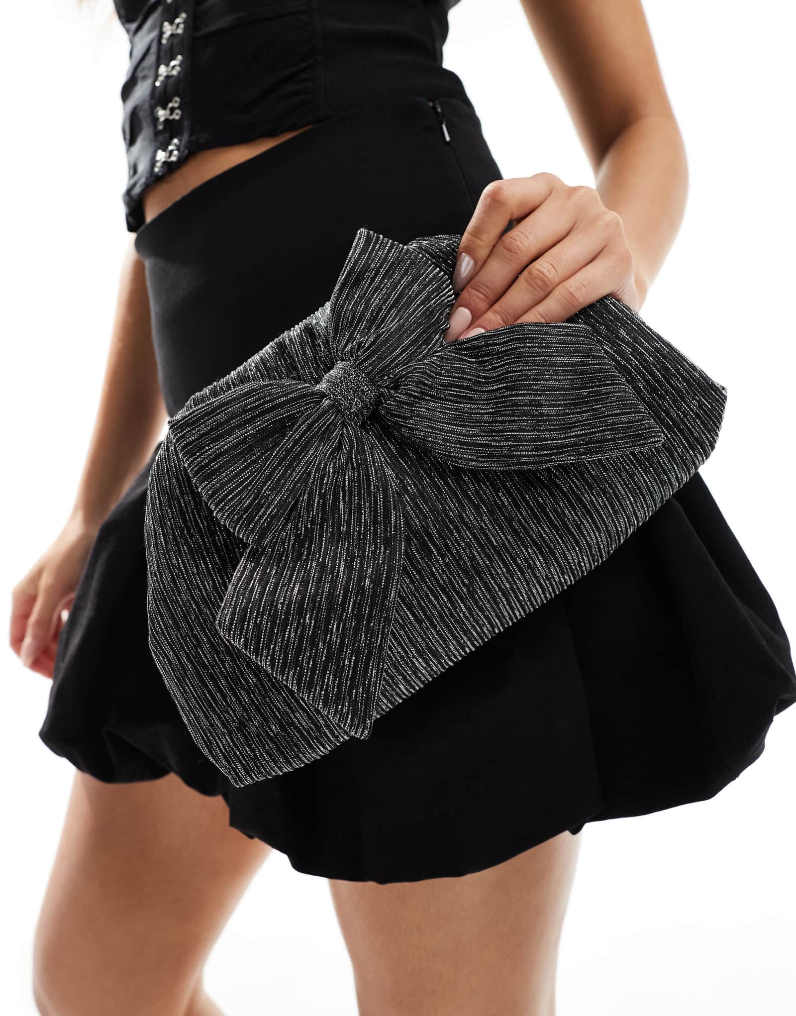 Дополните аксессуарами серебристый металлический клатч-бант