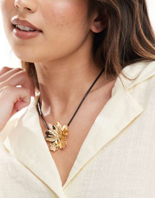 Accessorize – Naszyjnik ze sznurka ze szczotkowanym kwiatem w kolorze złota