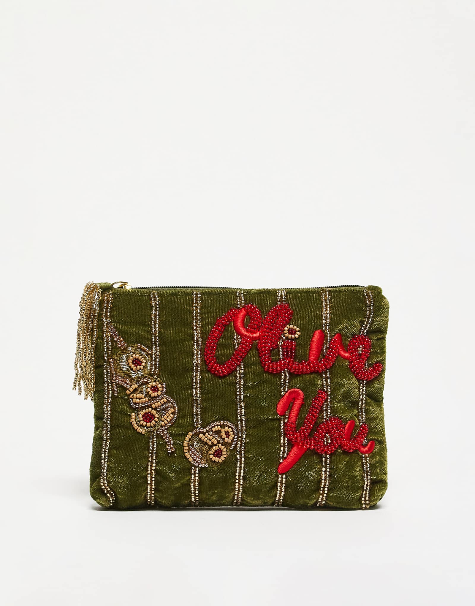 Украсьте оливковую сумку аксессуарами зеленого цвета