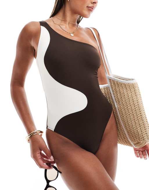Accessorize - Oneshoulder-badedragt i brunt/cremehvidt hvirveldesign med oneshoulder-snit
