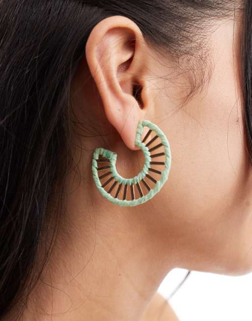Accessorize - Orecchini a cerchio a strati in paglia color oro e verdi