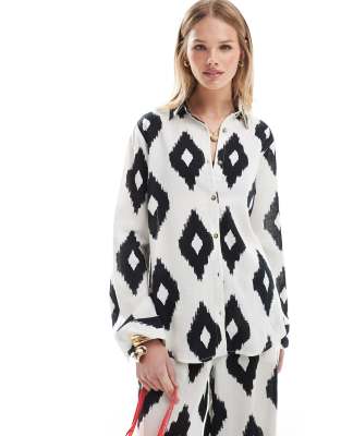 Accessorize - Oversize-Strandhemd in Weiß mit schwarzem Muster-Bunt