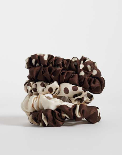 Accessorize pakke med 5 polkaprikkede skinny scrunchies i mørke neutrale farver, 2 af 3