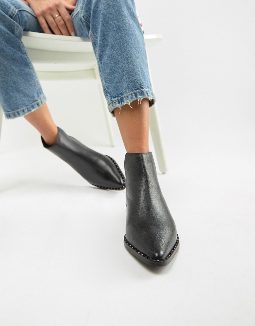 Accessorize – Platta boots i skinn med nitar-Svart