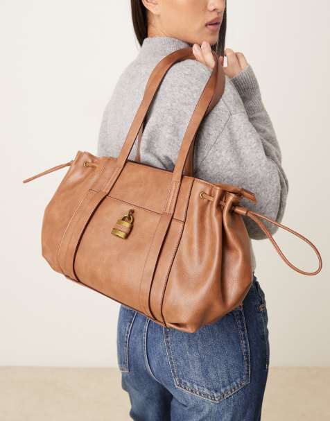 Accessorize – Schultertasche in Hellbraun mit Vorhängeschloss-Detail - view 1