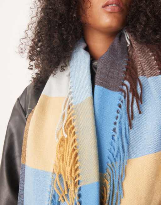 Accessorize - Sciarpa blu e crema a quadri stile coperta con frange, 2 di 3