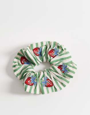Accessorize - Scrunchie-Haargummi in Grün mit Erdbeerstickerei