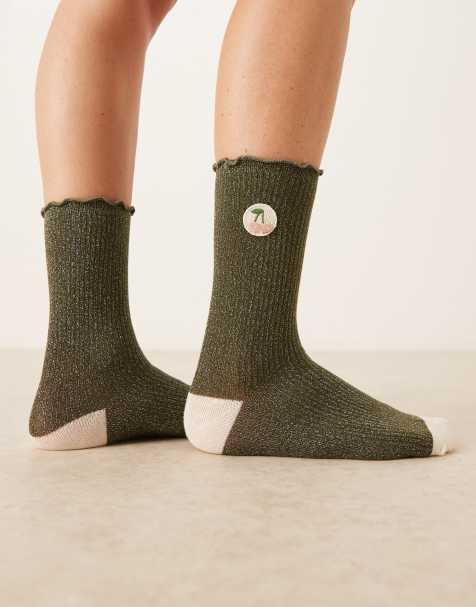 Accessorize – Socken in Dunkelgrün mit Kirschmuster und Rüschen - view 1