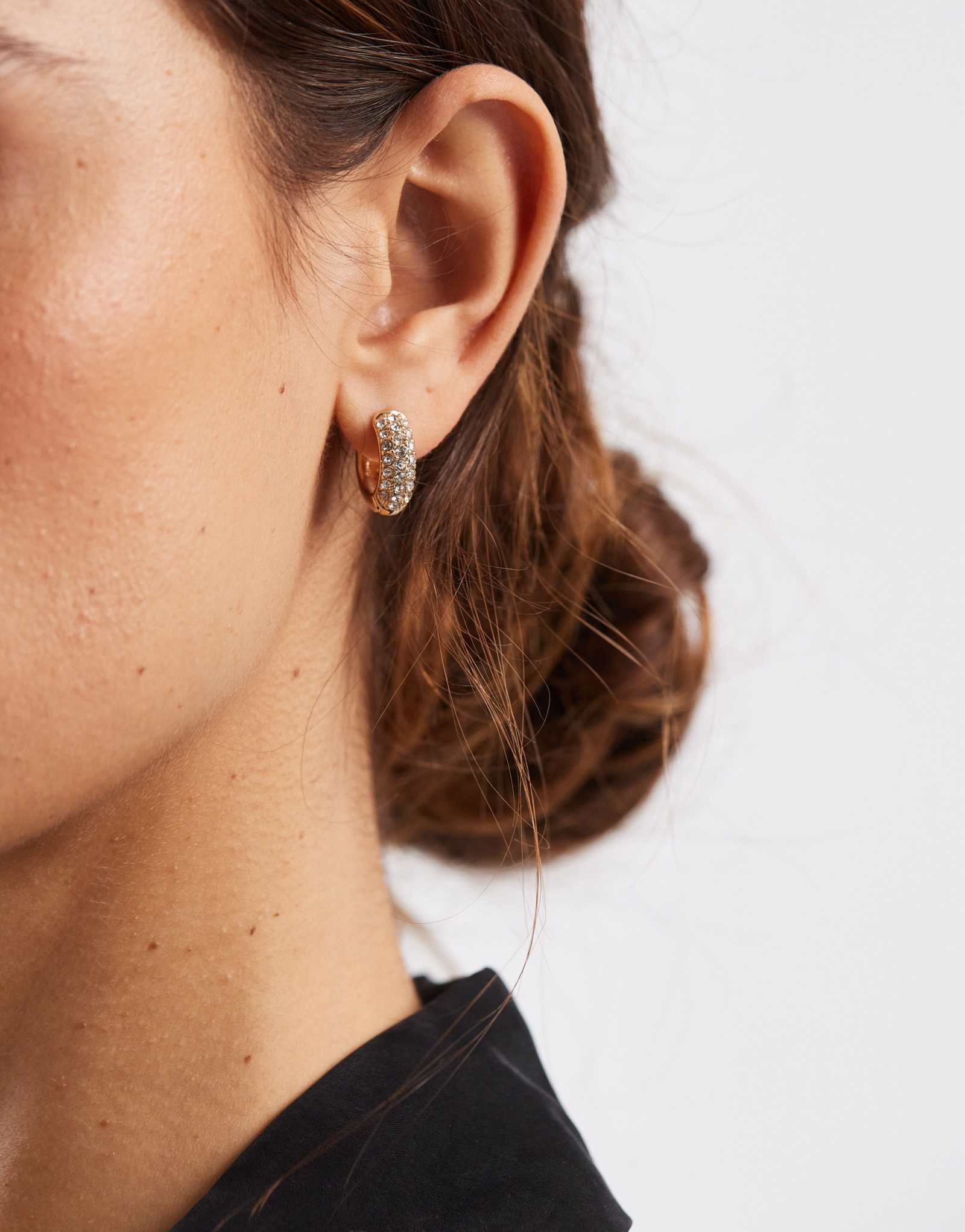 Дополните аксессуарами золотые серьги-кольца sparkle huggie