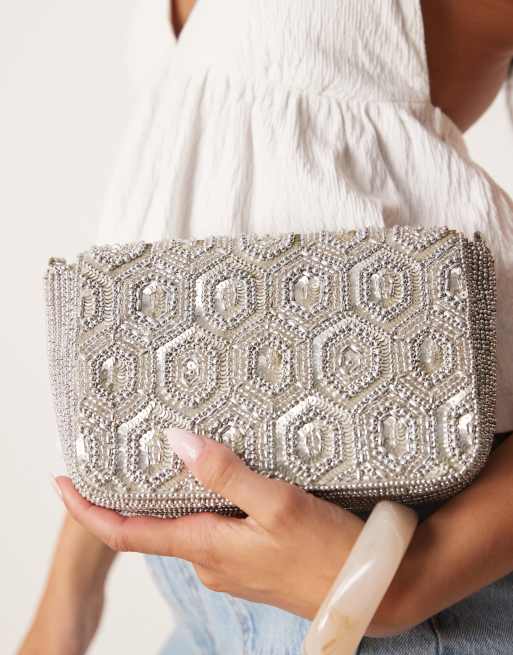 Accessorize – Srebrna kopertówka z klapką zdobiona koralikami w sześciokąty, 3 z 4