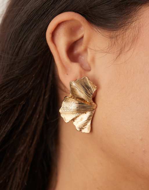 Accessorize - Statement oorbellen in bloemblad-vorm in goud