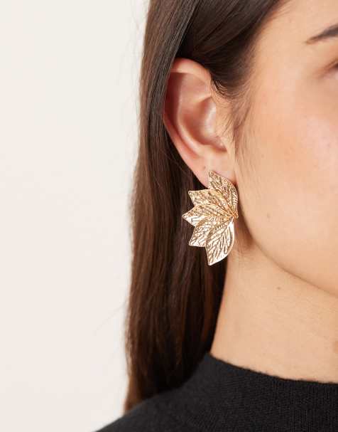 Accessorize - Statement oorbellen in vorm van bloemblaadjes met textuur in goud - view 1