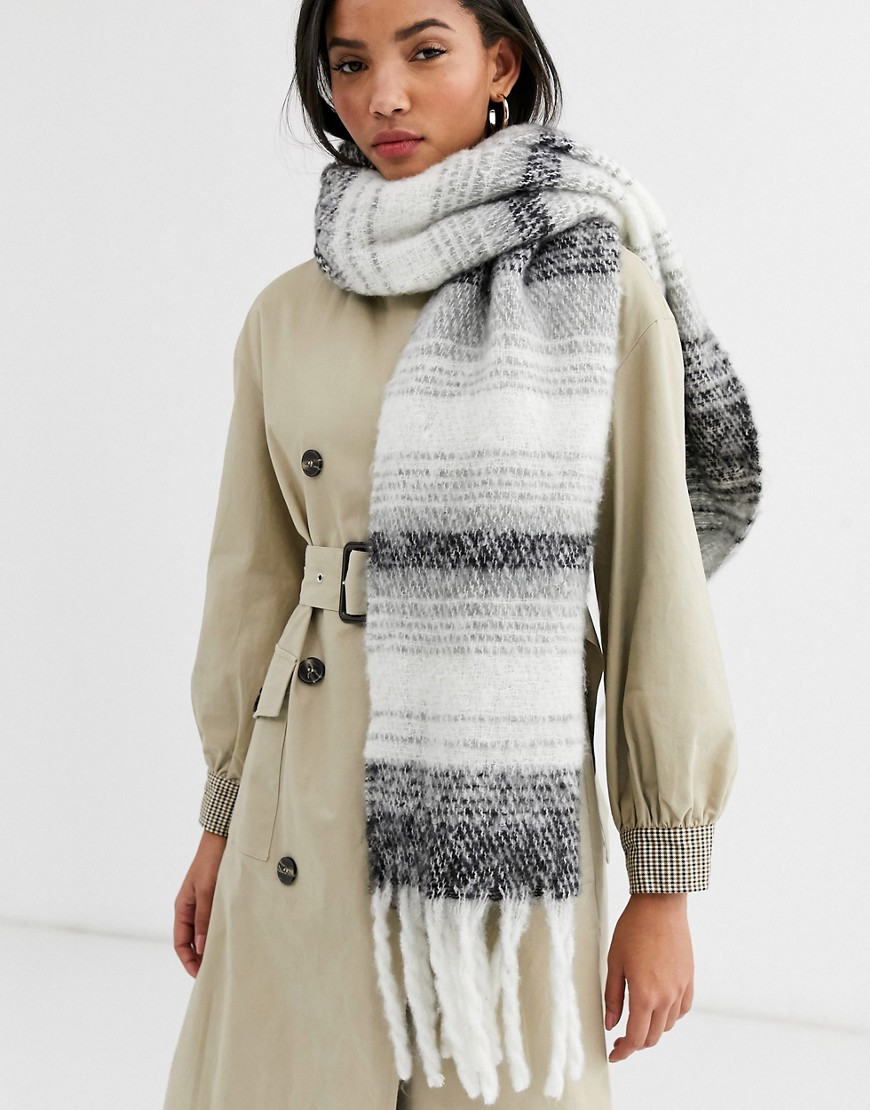 Accessorize – Stor fluffig scarf med grå ränder med ombré-effekt