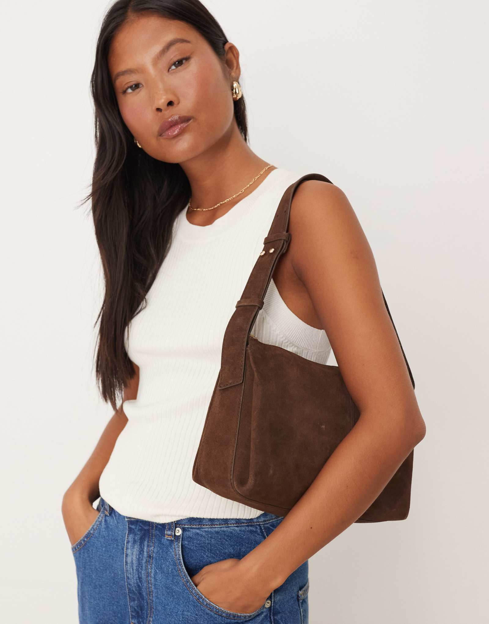 Дополните аксессуарами замшевую сумку через плечо шоколадного цвета