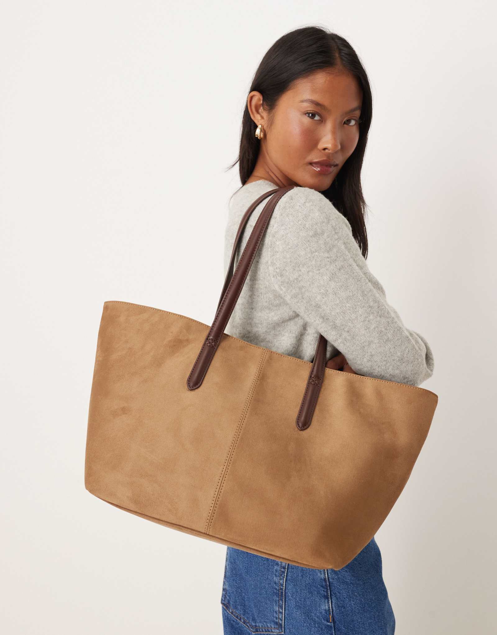 Дополните аксессуарами сумку-тоут из замши бежевого цвета