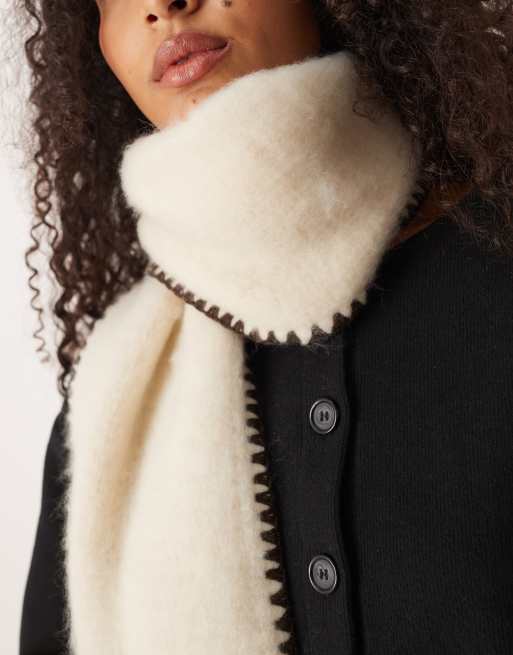 Accessorize - Superpluizige sjaal van teddystof met stiksels aan de randen in beige, 2 van 3
