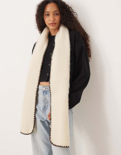 Accessorize - Superpluizige sjaal van teddystof met stiksels aan de randen in beige, 3 van 3