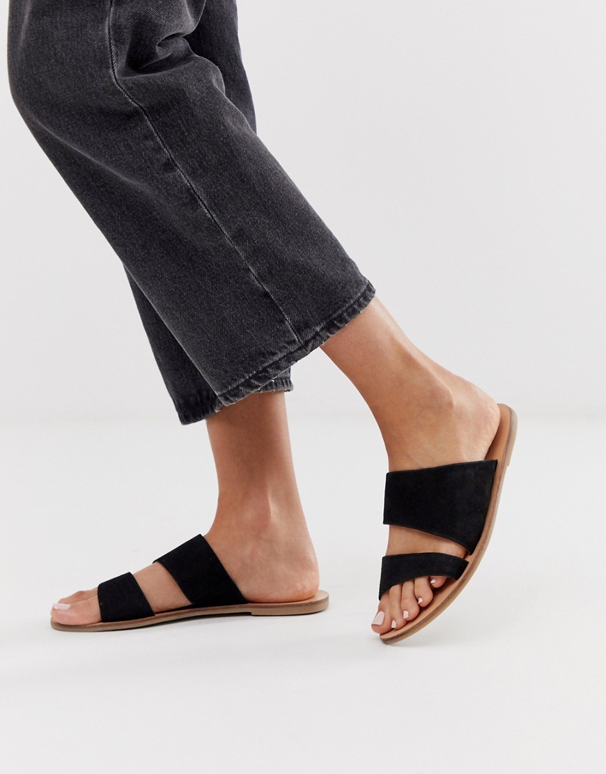 Accessorize – Svarta platta sandaler i mocka med asymmetriska remmar