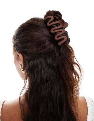 XL matte wiggle claw clip in chocolate brown