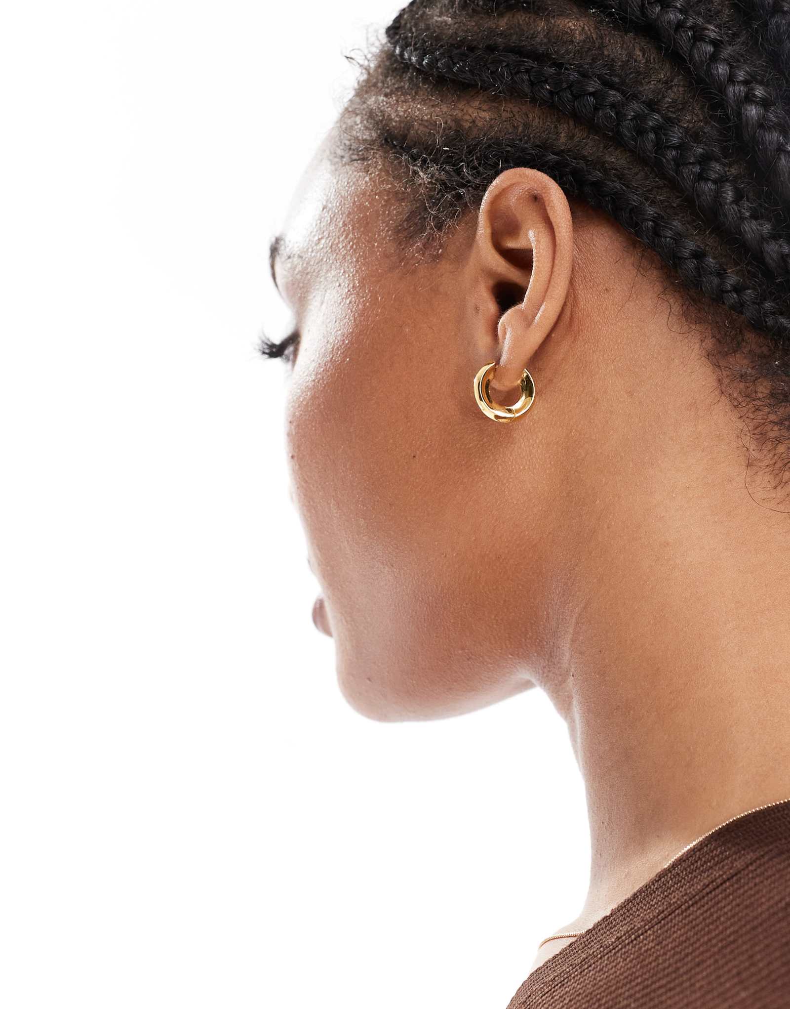 Дополните аксессуарами серьги-кольца huggie hollow huggie золотого оттенка