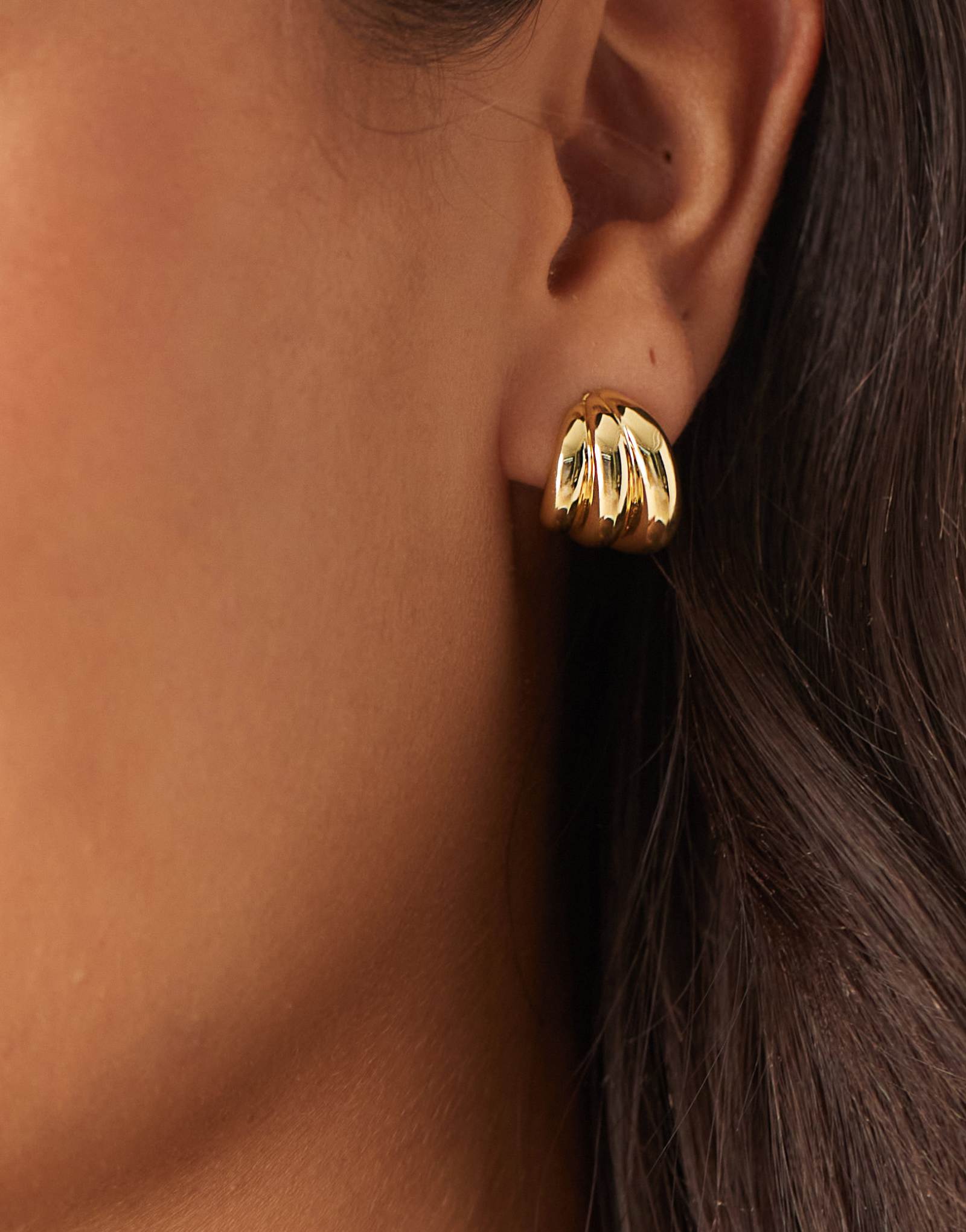 Дополните серьги-гвоздики Z-образным гребнем из 14-каратного золота