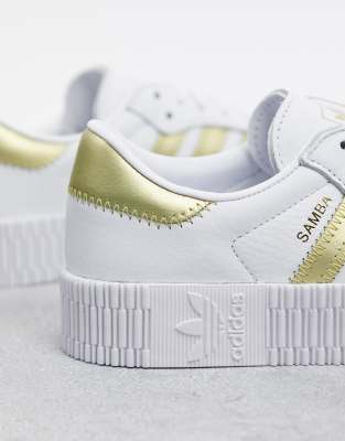 regeling Verwoesten Benodigdheden adidas - Aambarose - Sneakers in wit met gouden strepen | ASOS