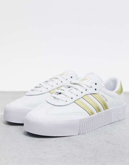 regeling Verwoesten Benodigdheden adidas - Aambarose - Sneakers in wit met gouden strepen | ASOS