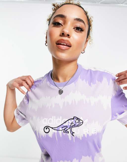 adidas – Adventure Archive – T-Shirt mit ganzflächigem Muster in Lila