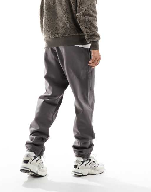 adidas Basketball One Jogginghose in Dunkelbraun ASOS