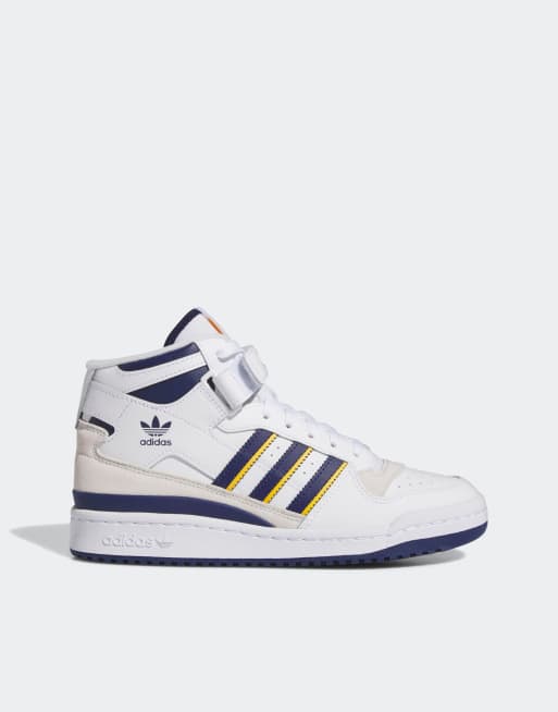 adidas - Basketball - Sneakers in wit en marineblauw