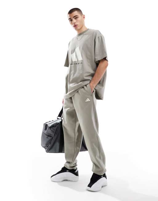 adidas - Basketball - Unisex joggingbroek van fleece in beige