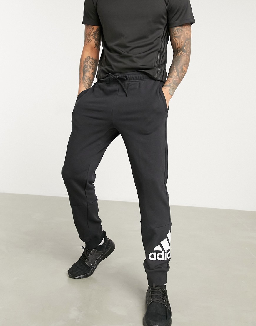 Adidas – BOS – Svarta mjukisbyxor med logga långt ner