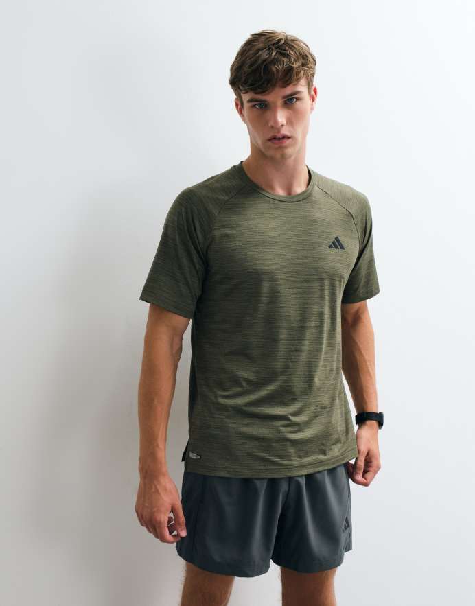 adidas camiseta Training tech essentials en marrón caqui