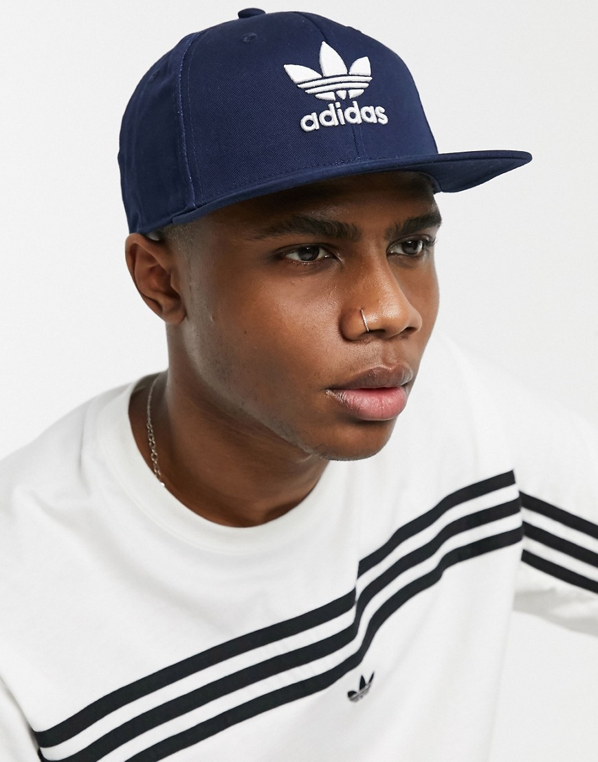 Adidas - Cappellino snapback blu con logo a trifoglio