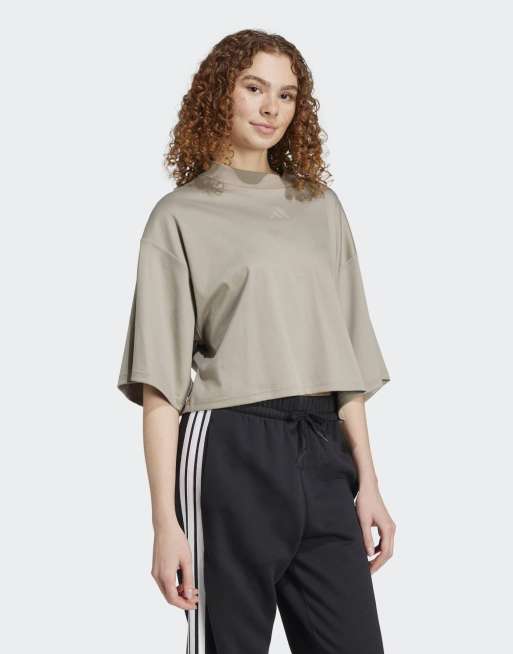 adidas – City Escape – Beżowa koszulka o luźnym kroju