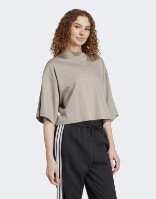 adidas - City Escape - Lockeres T-Shirt in Kittbeige-Grau