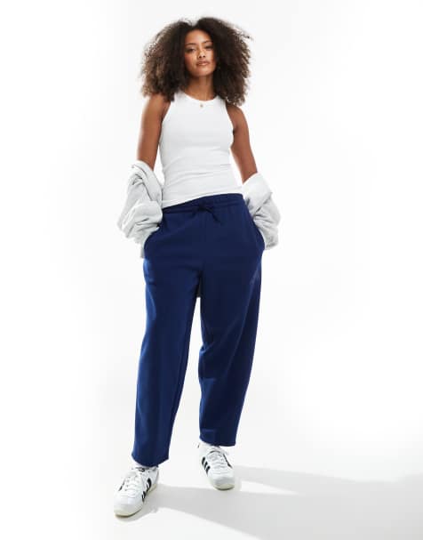adidas Essentials – Contemporary – Hose aus Fleece in Dunkelblau mit weitem, abgerundetem Bein und Logo - view 1