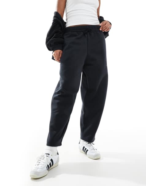 adidas Essentials – Czarne baryłkowe spodnie podszyte polarem z logo - view 1