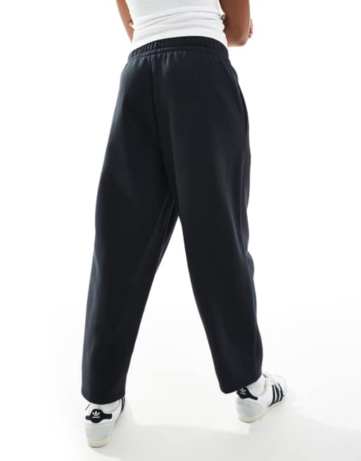 adidas Essentials – Czarne baryłkowe spodnie podszyte polarem z logo, 4 z 5
