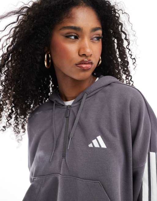 adidas – Essentials – Frottee-Kapuzenpullover in Grau-Strata/Weiß mit 3 Streifen und kurzem Reißverschluss, 4 von 4