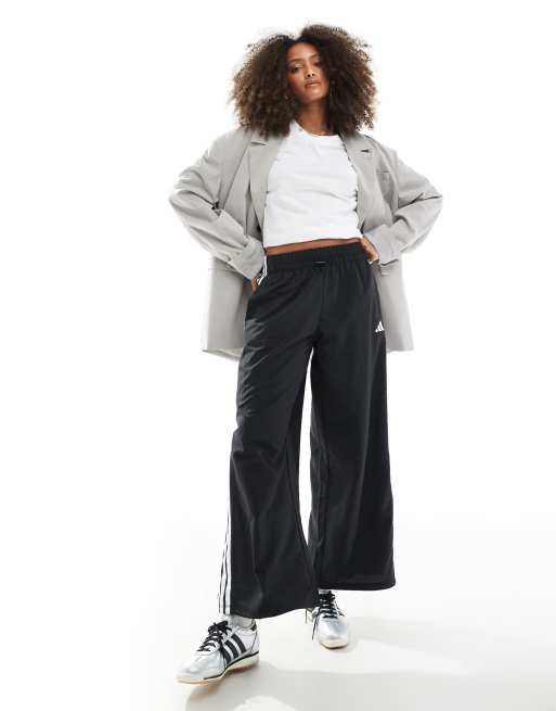 adidas Essentials - Pantaloni parachute neri con 3 strisce, 3 di 5