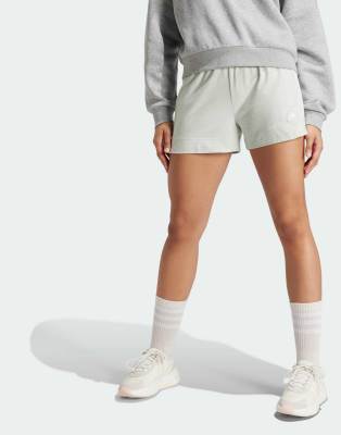 adidas - Essentials - Schmale Shorts in Leinengrün mit 3 Streifen