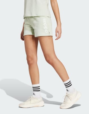 adidas - Essentials - Shorts aus French Terry in Leinengrün mit linearem Logo