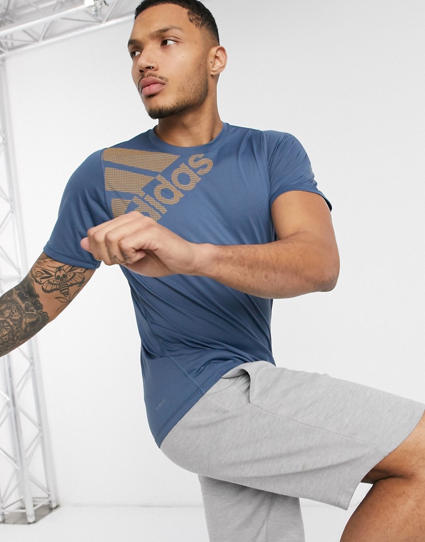 Adidas – FeelLift Badge of Sport – Blå t-shirt med grafiskt tryck