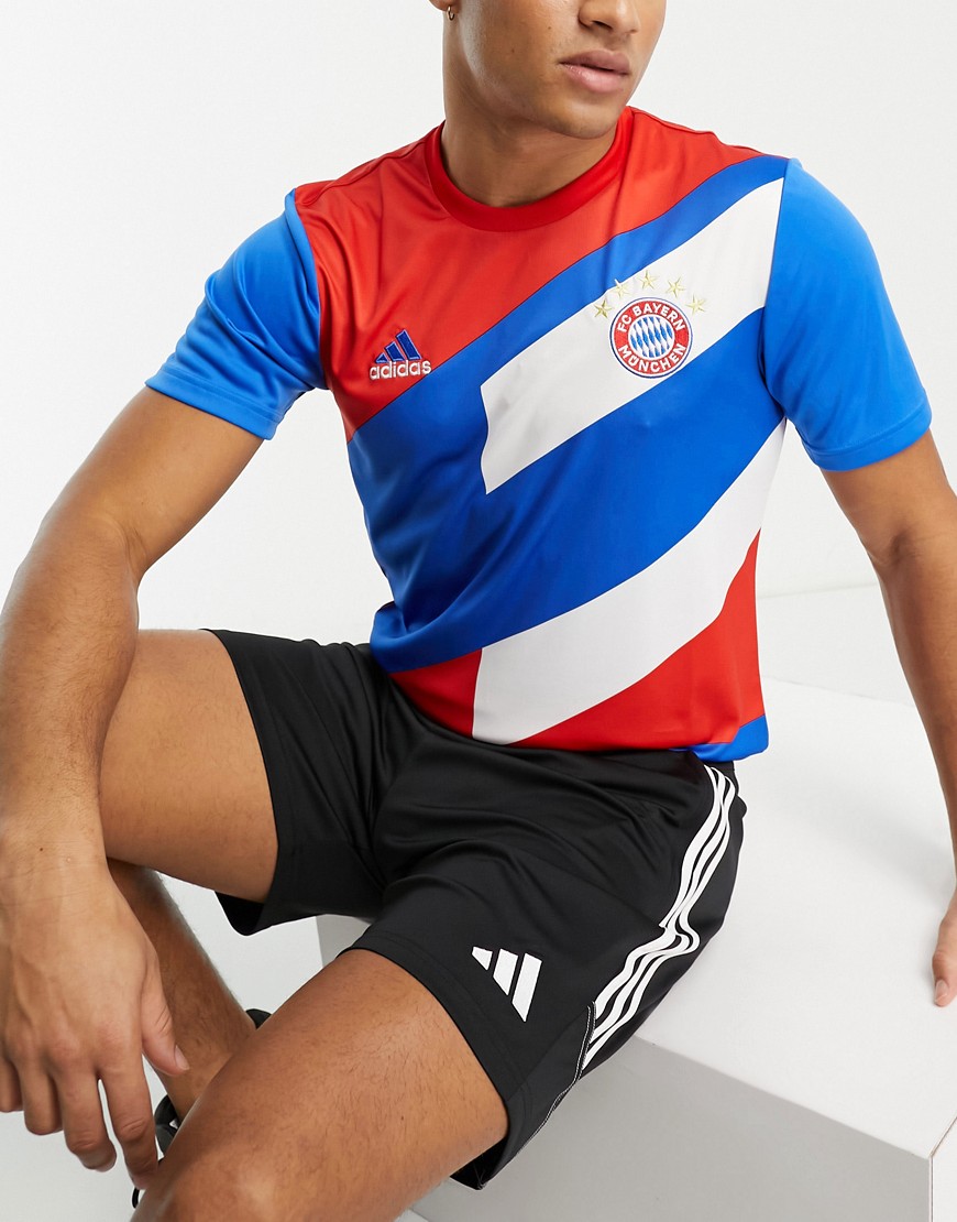 adidas football - bayern munich - t-shirt stampata pre-partita blu e rossa