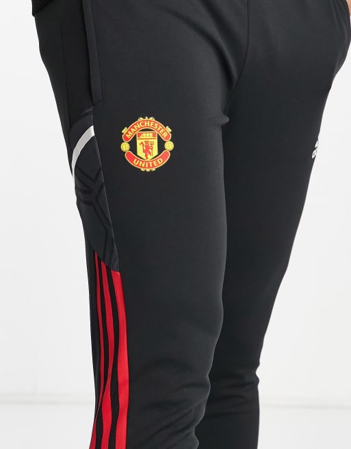 rolle taxa kaos adidas Football Manchester United FC 2022/23 coach training joggers in  black | ASOS